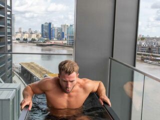 Sportler Bradley Simmonds Eisbaden im Chill Tub Lite