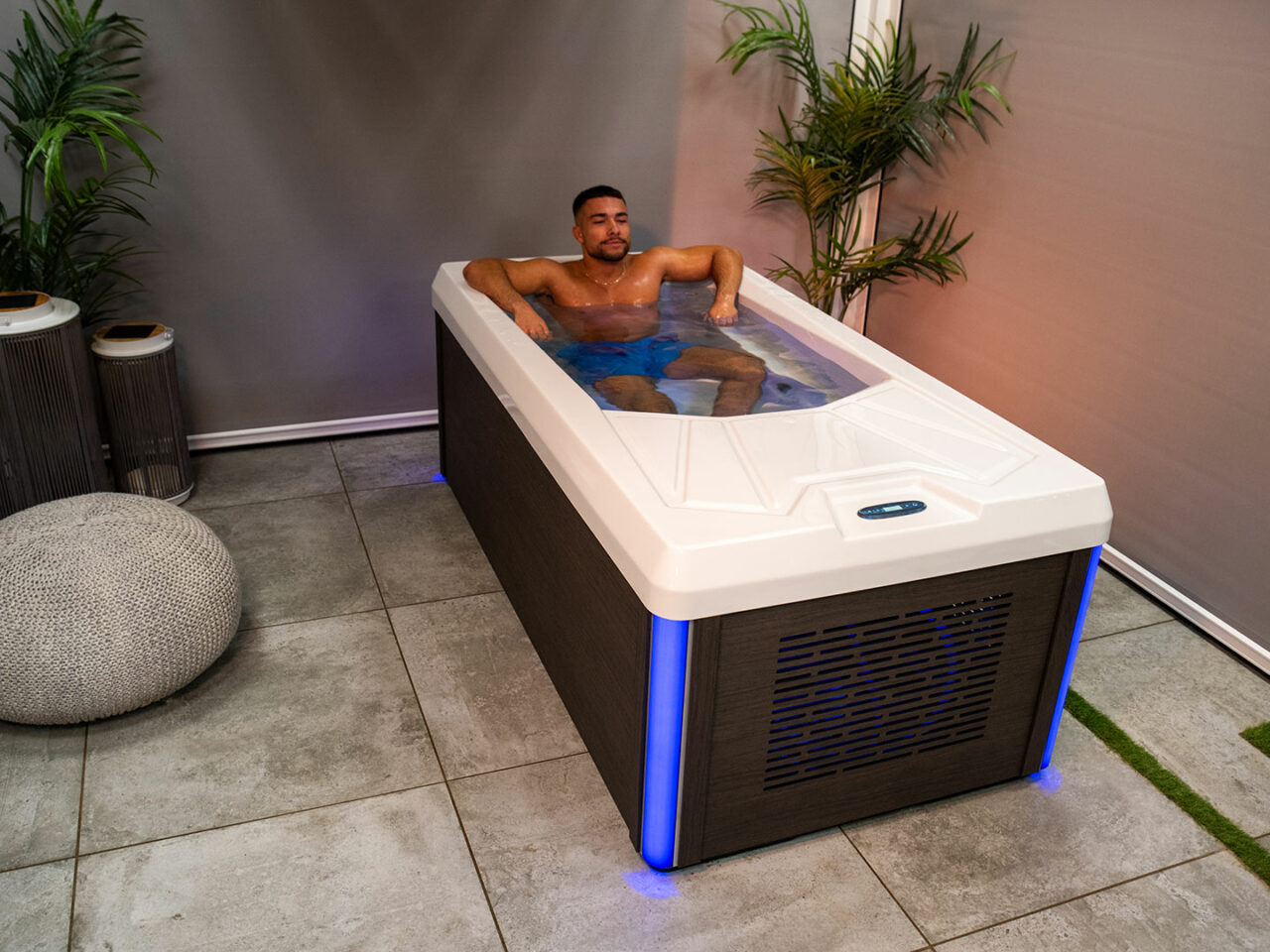 Chill Tub Pro mit blauer RGB Beleuchtung und Person die badet