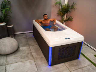 Chill Tub Pro mit blauer RGB Beleuchtung und Person die badet