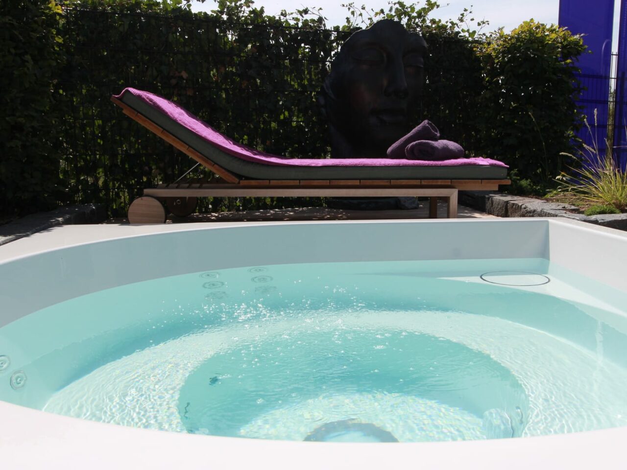 Drop Spa Vuolle eingbaut in einer Holzterrasse